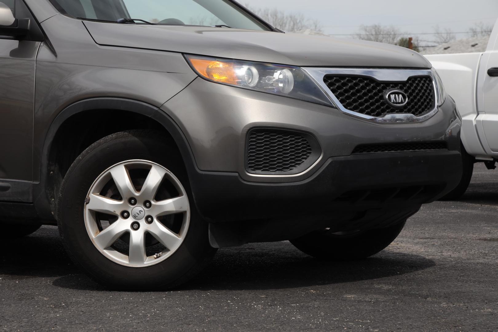 2012 GRAY KIA SORENTO LX 2WD (5XYKT3A10CG) with an 2.4L L4 DOHC 16V engine, 6-SPEED AUTOMATIC transmission, located at 420 E. Kingsbury St., Seguin, TX, 78155, (830) 401-0495, 29.581060, -97.961647 - Photo#2